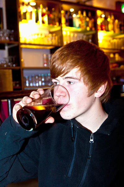 Genç oğlan içiyor — Stok fotoğraf