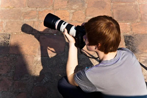 Boy takes pictures in temple area Wat Phra Si Sanphet, — Stock Photo, Image