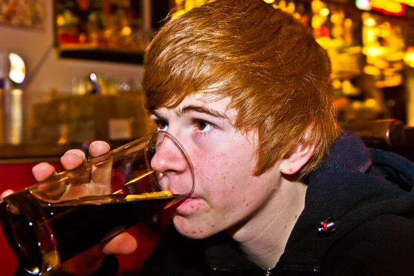 年轻的男孩喝酒 — 图库照片
