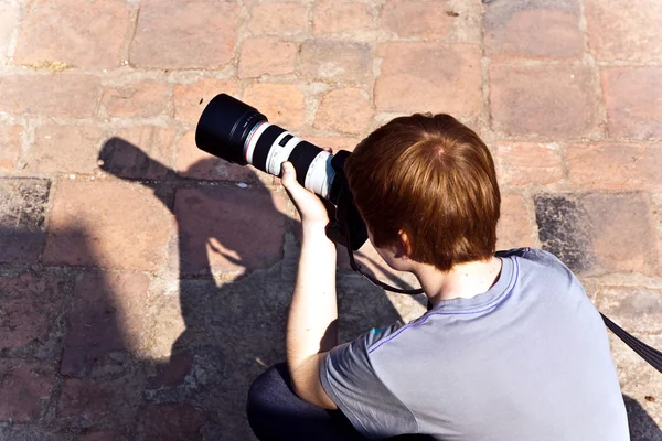 Boy takes pictures in temple area Wat Phra Si Sanphet, — Stock Photo, Image