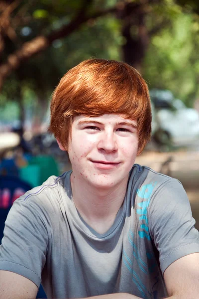 Fiú vörös haj és az arc néz ki, boldog pickax — Stock Fotó