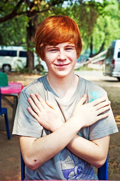 Мальчик с рыжими волосами и киркой на лице выглядит счастливым. — стоковое фото