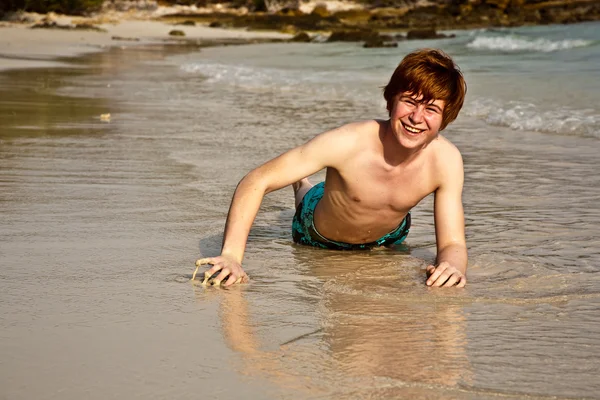 Lindo chico disfrutando de la playa de arena — Foto de Stock