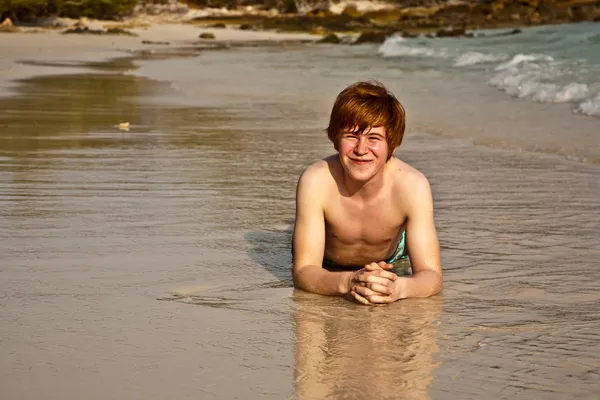 Carino ragazzo godendo la spiaggia di sabbia — Foto Stock