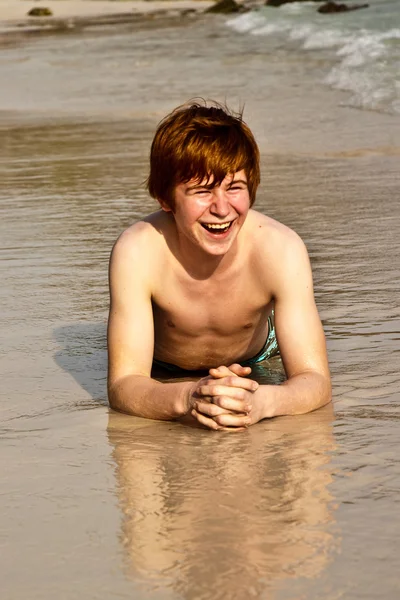 Милий хлопчик насолоджується піщаним пляжем — стокове фото