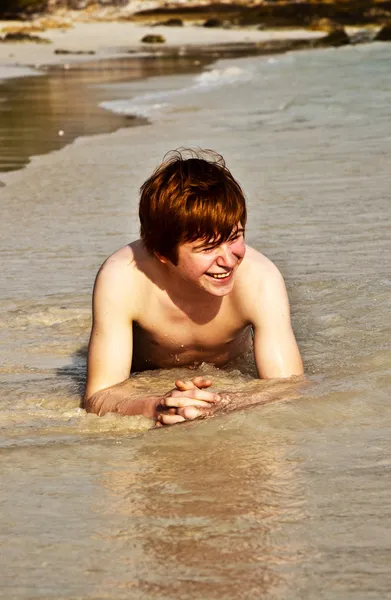 Söt pojke njuter av stranden — Stockfoto