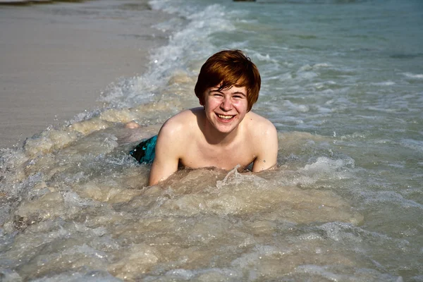 Lindo chico disfrutando de la playa —  Fotos de Stock