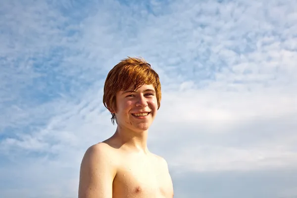 Rapaz bonito aproveitando a praia — Fotografia de Stock