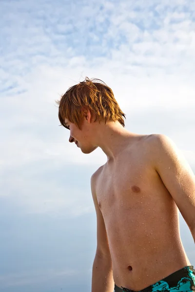 Carino ragazzo godendo la spiaggia — Foto Stock