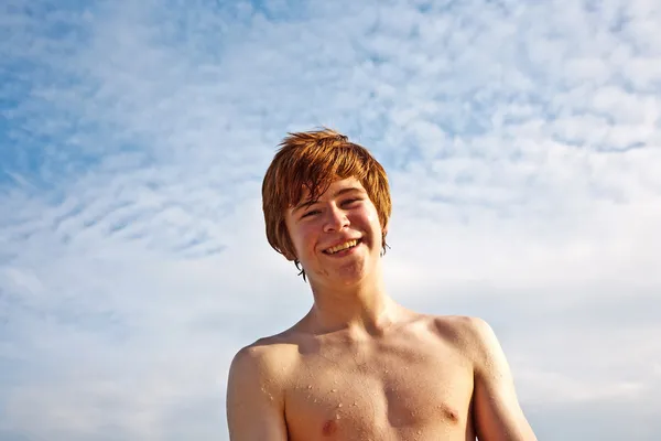 Χαριτωμένο αγόρι, απολαμβάνοντας την παραλία — Φωτογραφία Αρχείου