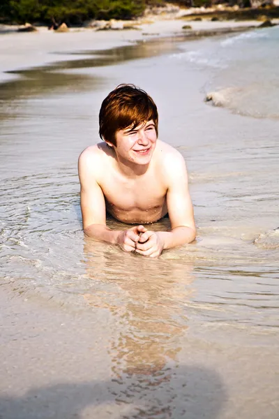 Lycklig pojke med rött hår njuter av den vackra stranden — Stockfoto
