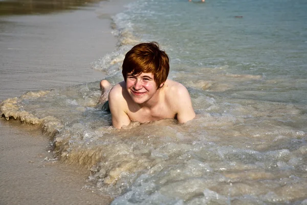 Lindo chico disfrutando de la playa — Foto de Stock