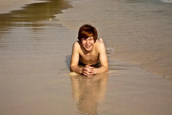 Roztomilý chlapec užívat pláži — Stock fotografie