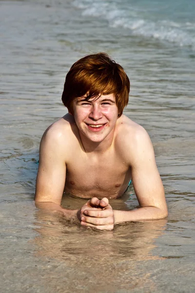 Lindo chico disfrutando de la playa — Foto de Stock