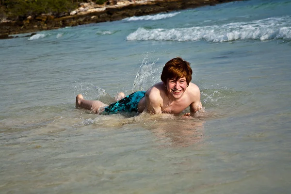 Lindo chico disfrutando de la playa —  Fotos de Stock