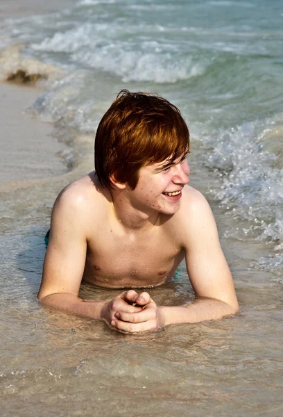 Söt pojke njuter av stranden — Stockfoto