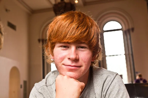 Netter Junge mit roten Haaren — Stockfoto