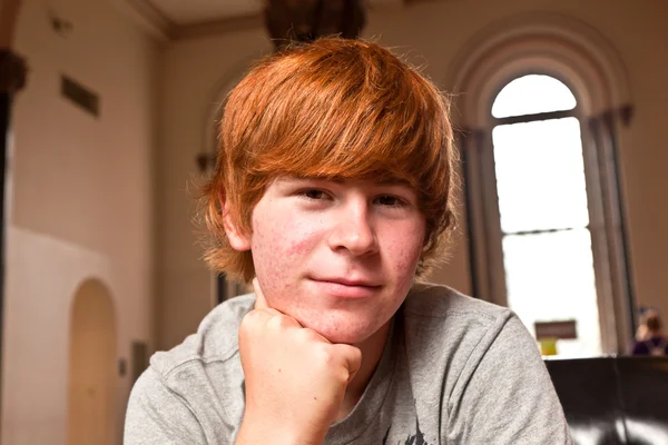 Rapaz bonito com cabelo vermelho — Fotografia de Stock