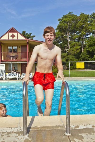 Çocuk havuzda eğleniyor. — Stok fotoğraf