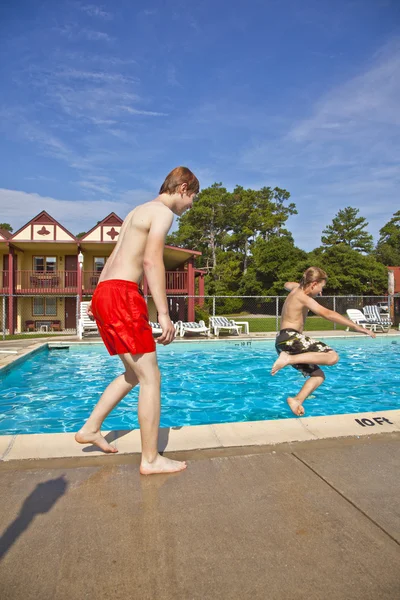 Hermanos divirtiéndose en la piscina —  Fotos de Stock