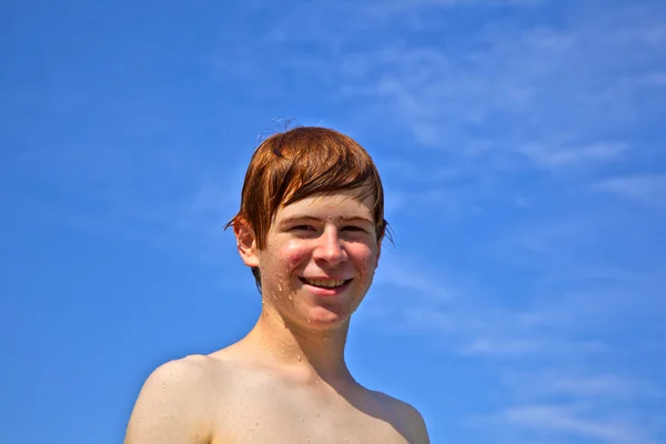 Junge mit feuchtem Gesicht und blauem Himmel — Stockfoto