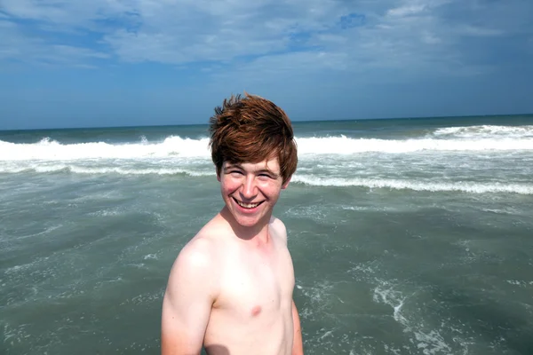 Хлопчик насолоджується хвилями моря — стокове фото
