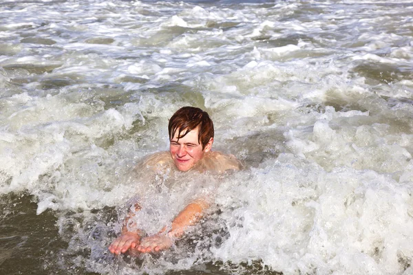 어린 소년은 대양의 파도 속에서 신체 파도타기를 하고 있다 — 스톡 사진