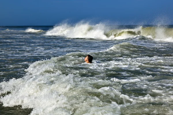 Mladý chlapec je tělo surfování ve vlnách oceánu — Stock fotografie