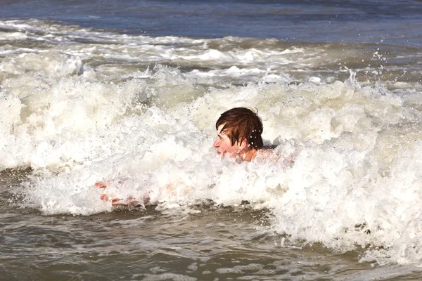 Jovem está surfando corpo nas ondas do oceano — Fotografia de Stock