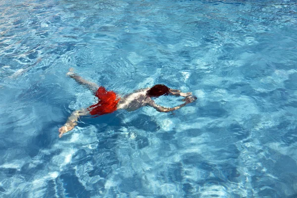 Mutlu çocuk Açık Yüzme havuzunda yüzüyor — Stok fotoğraf