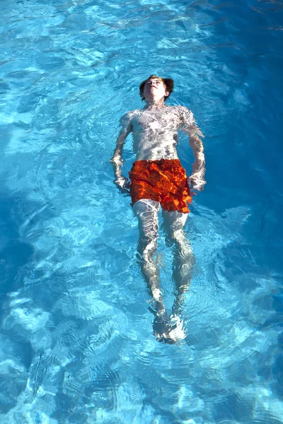Lycklig pojke simma i utomhuspoolen — Stockfoto