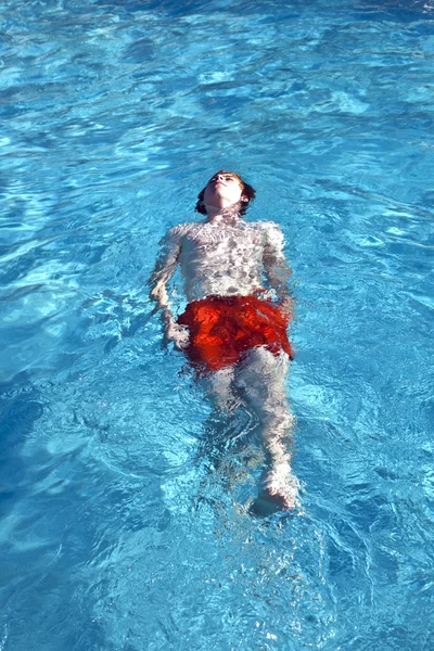 Щасливий хлопчик плаває у відкритому басейні — стокове фото