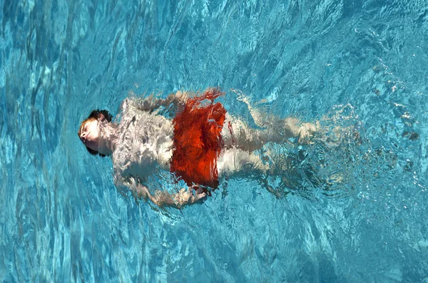Boldog fiú ússzon a kültéri medencében — Stock Fotó