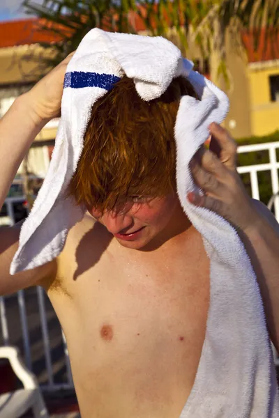 男孩在游泳池中游泳后用一条毛巾 — 图库照片