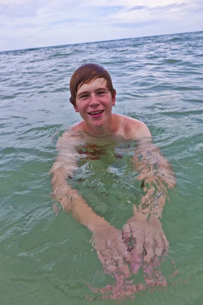 Junger Mann schwimmt im Ozean — Stockfoto
