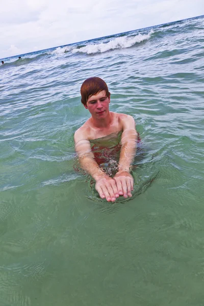 Joven está nadando en el océano — Foto de Stock
