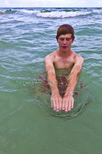 Młody człowiek jest kąpiel w Oceanie — Zdjęcie stockowe