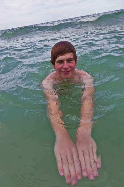 Молодий чоловік плаває в океані — стокове фото