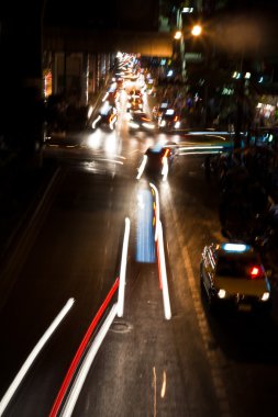 gece araba anayola gelen ışık demeti