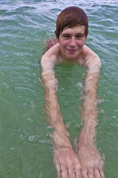 Joven está nadando en el océano — Foto de Stock