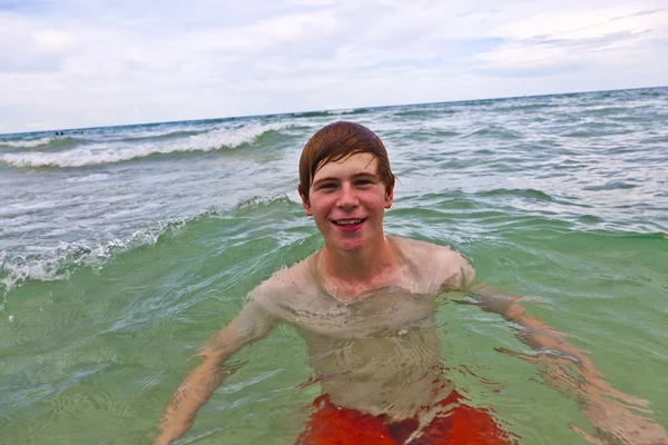 Junger Mann schwimmt im Ozean — Stockfoto