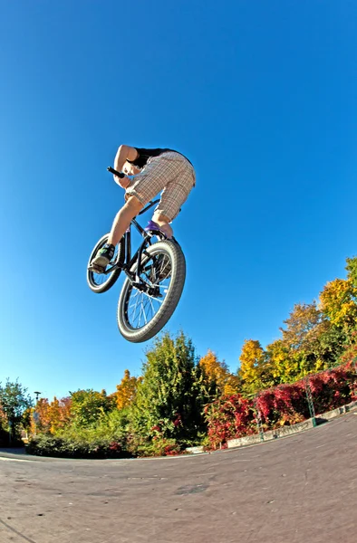 Chlapec se ve vzduchu s jeho motorka — Stock fotografie