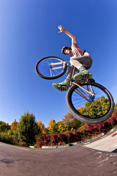 Chłopiec będzie unoszącego się w powietrzu z jego brud rower — Zdjęcie stockowe