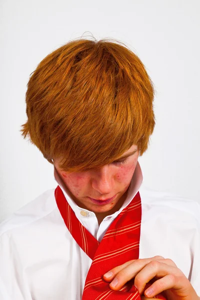 Chłopiec wiązanie krawata — Zdjęcie stockowe