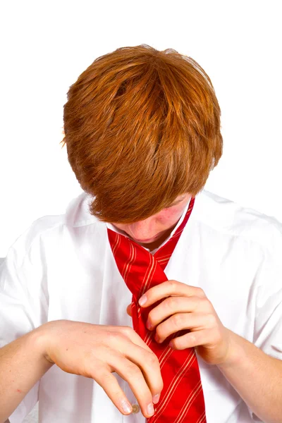 Мальчик вяжет галстук — стоковое фото