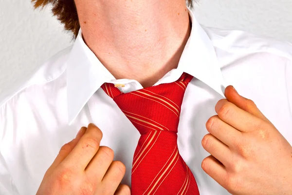Chico atar una corbata —  Fotos de Stock