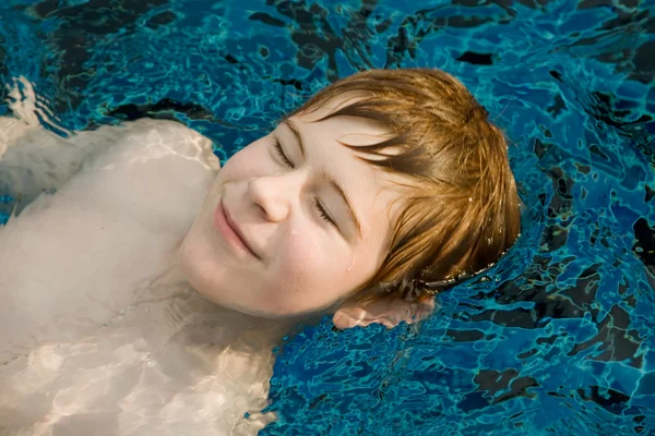 Jongen met rood haar in zwembad — Stockfoto