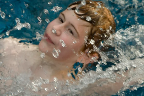 수영장에서 붉은 머리를 가진 소년 — 스톡 사진
