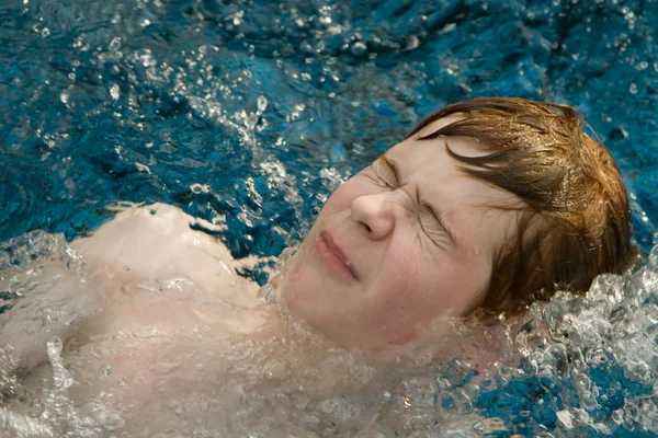 수영장에서 붉은 머리를 가진 소년 — 스톡 사진