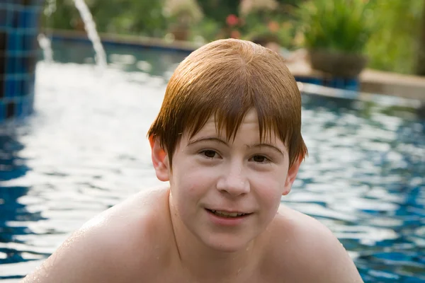Menino com cabelo vermelho na piscina — Fotografia de Stock